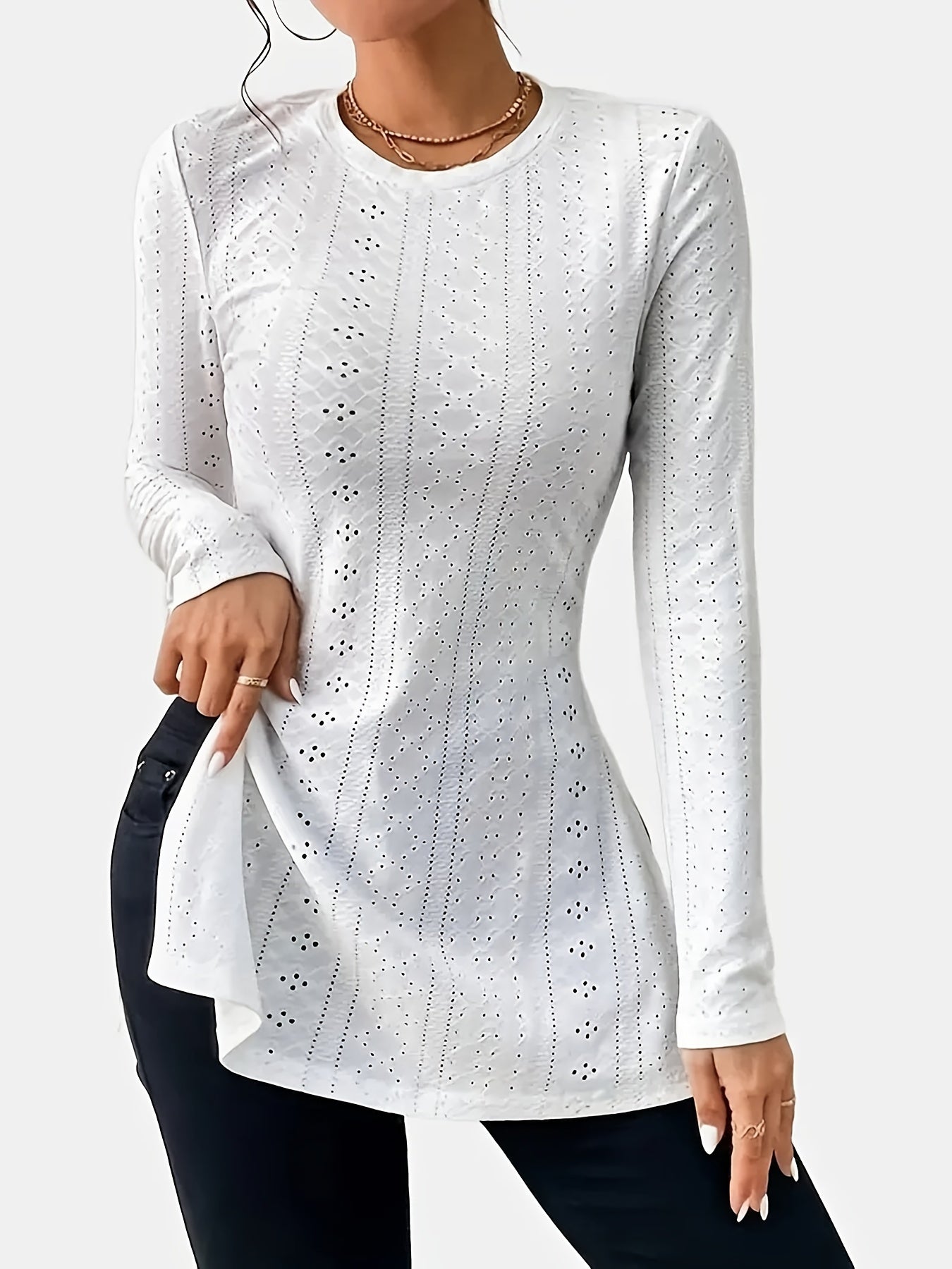 Elegante camiseta de manga larga con cuello redondo y ojales lisos de talla grande: camisetas de talla grande con detalle de abertura, ropa informal para las temporadas de primavera y otoño, ropa cómoda para mujeres con curvas