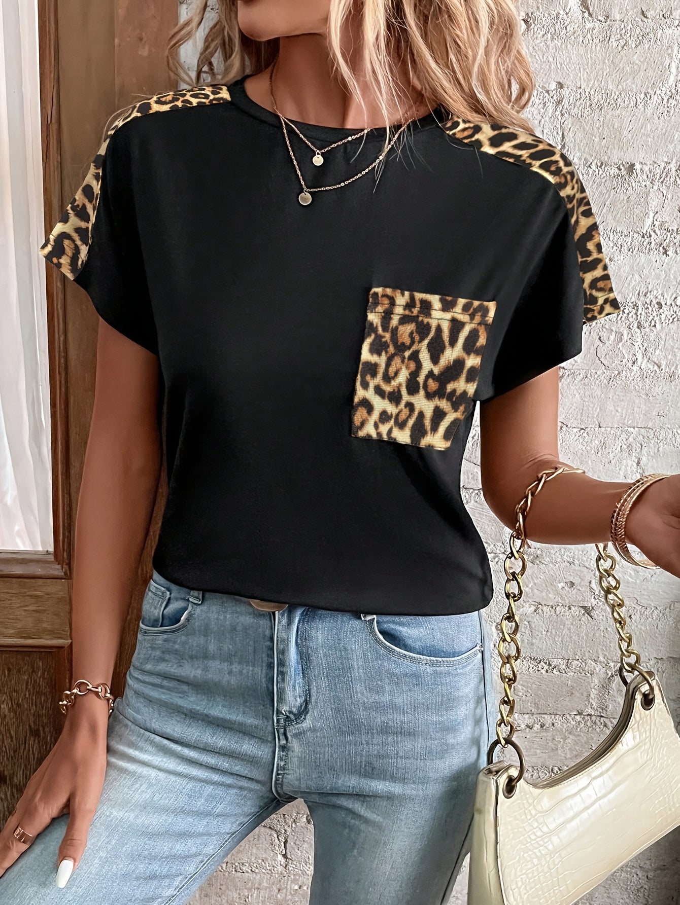 Camiseta de cuello redondo con estampado de leopardo: mangas cortas para un ajuste cómodo, camiseta informal de corte relajado, perfecta para estaciones cálidas, diseñada para la moda femenina