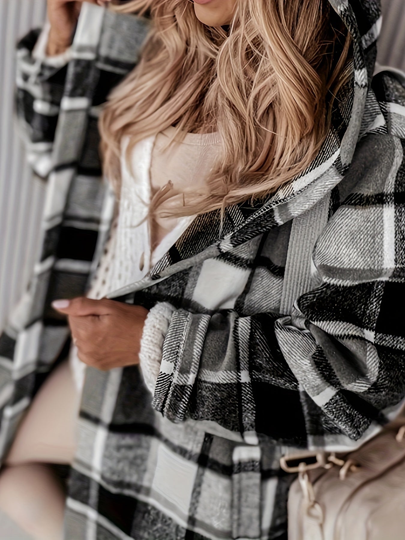 Abrigo de bolsillo con estampado de cuadros de talla grande: abrigo informal de manga larga con capucha y corte relajado para mujer: perfecto para las temporadas de transición de primavera y otoño