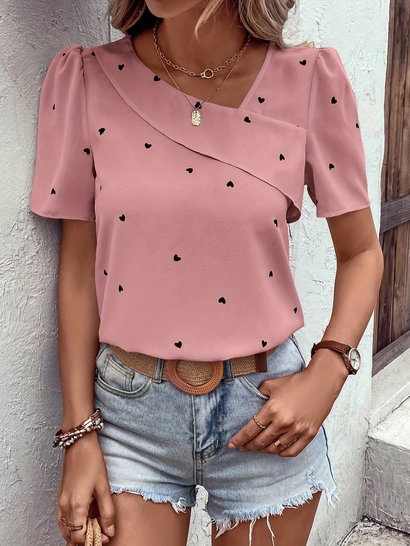 Blusa asimétrica con estampado romántico de corazones: diseño elegante de manga corta para primavera y verano: blusa ligera de moda para mujer