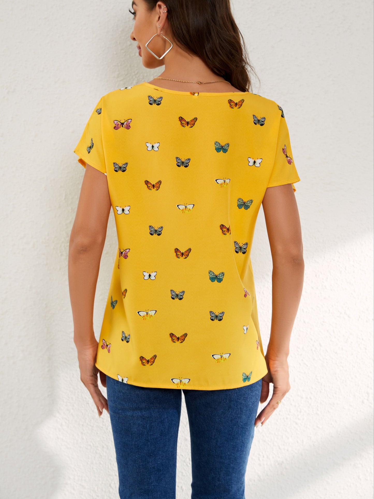 Camiseta de cuello redondo con estampado de mariposas vibrantes: ropa informal suave y transpirable de manga corta para primavera y verano: ropa de moda femenina para una comodidad diaria