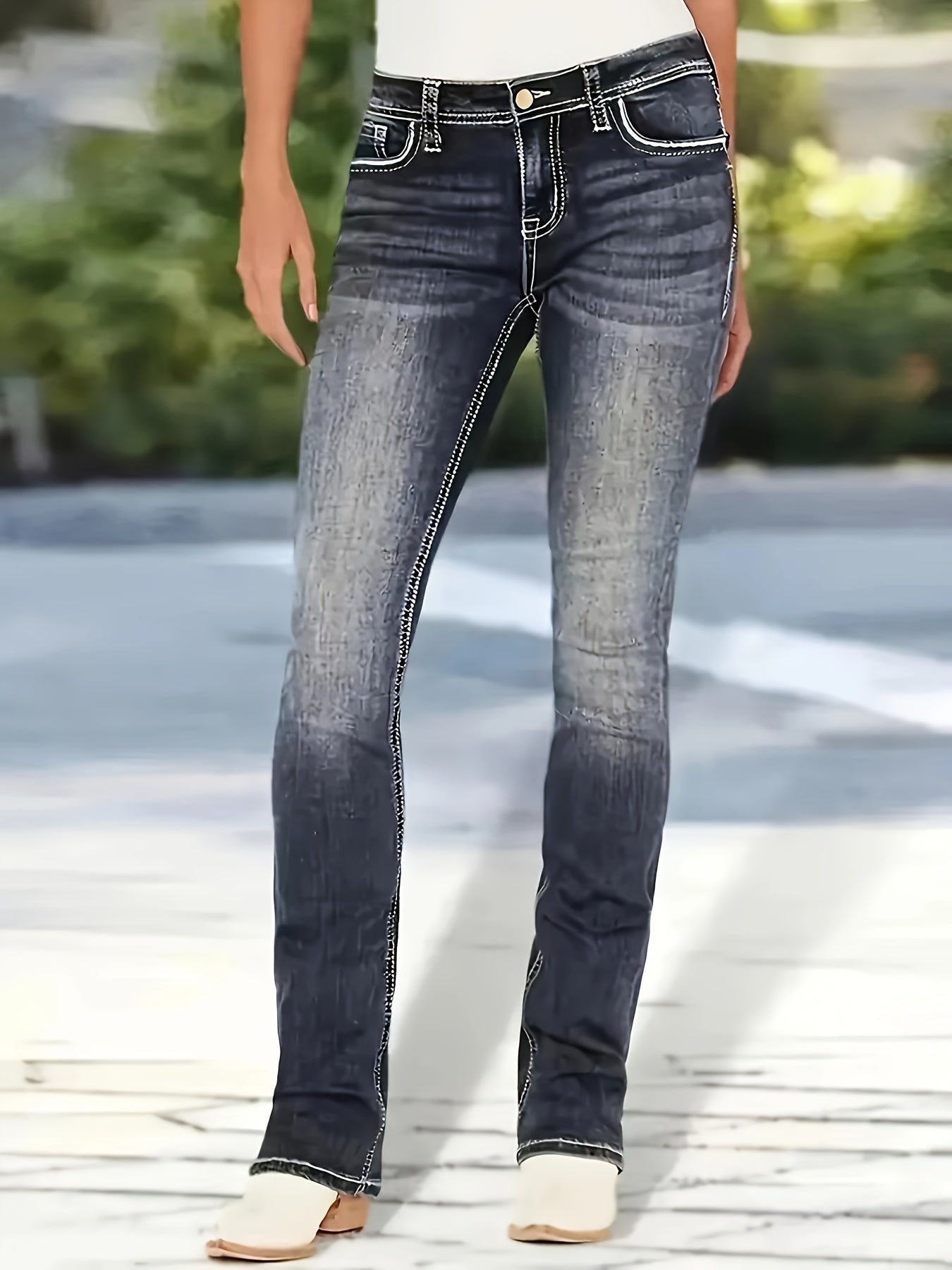 Jeans de corte acampanado bordados para mujer de talla grande: jeans cómodos de elasticidad media con patrón geométrico, bolsillos con punto de cruz y un estilo informal favorecedor para todas las estaciones