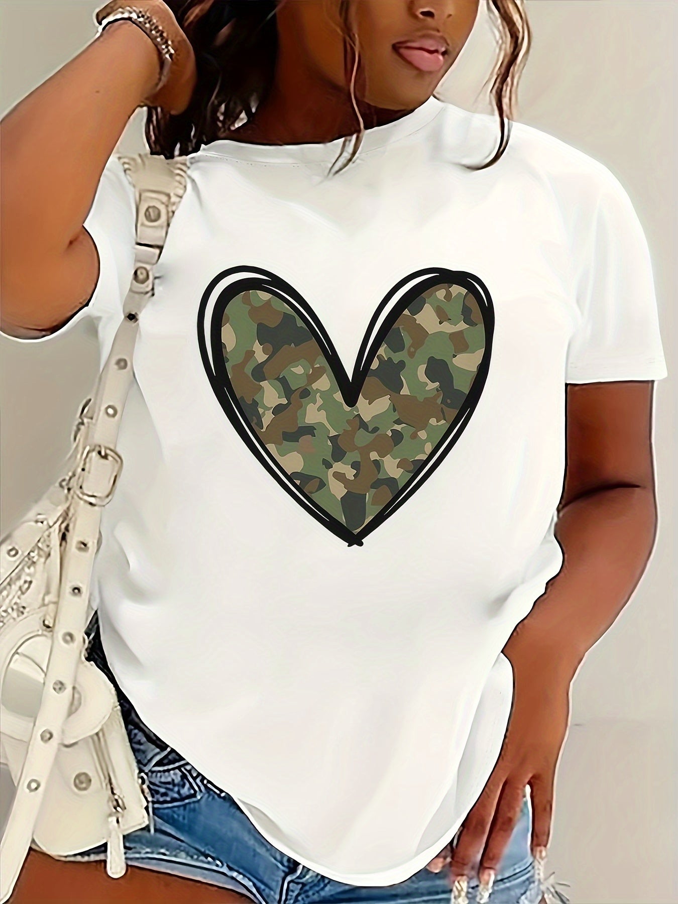 Vibrant Camo Heart Print Crew Neck T-Shirt - Soft, Breathable, Short Sleeve Tee for Spring & Summer - Women's Casual Clothing for Everyday Wear