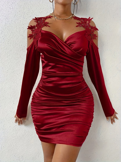 Vestido ajustado de satén fruncido - Elegante vestido de encaje con hombros descubiertos para mujer - Vestido formal de noche, fiesta, atuendo para invitada a una boda