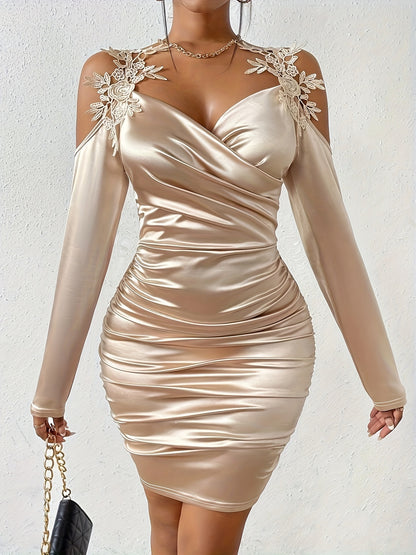 Vestido ajustado de satén fruncido - Elegante vestido de encaje con hombros descubiertos para mujer - Vestido formal de noche, fiesta, atuendo para invitada a una boda