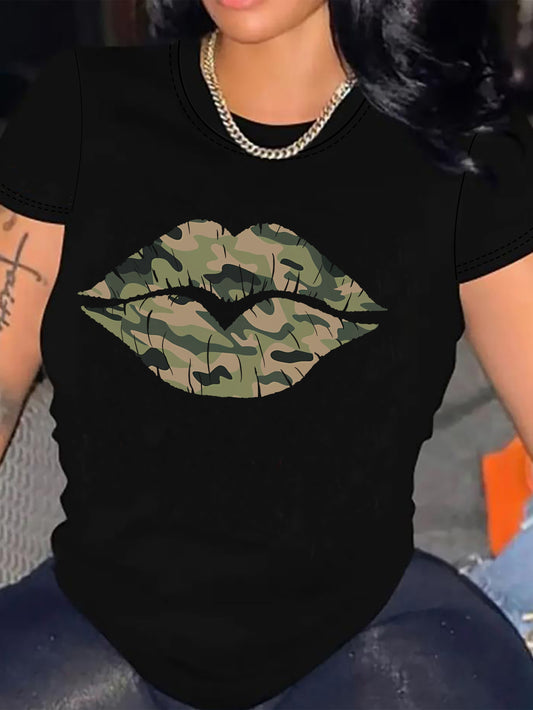 Camiseta con estampado de labios y camuflaje vibrante