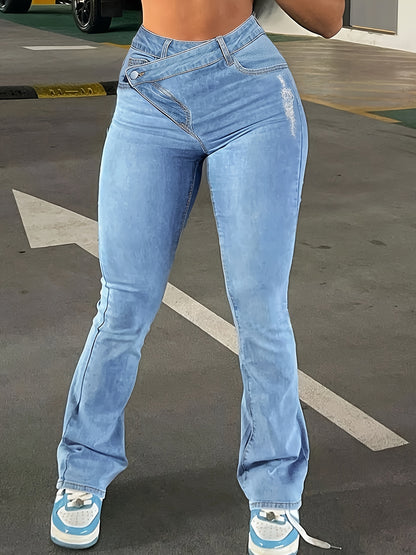 Vaqueros azules con cintura escalonada y rotos con estilo: moda femenina