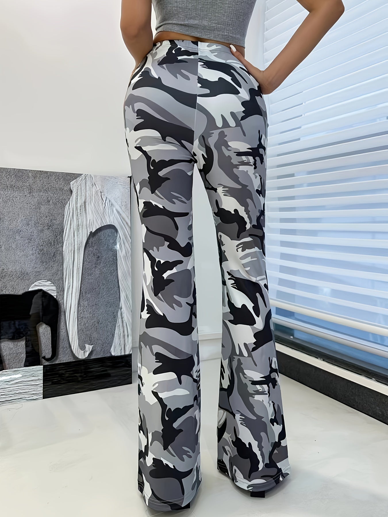 Pantalones de tiro alto con estampado de camuflaje y corte acampanado elegantes