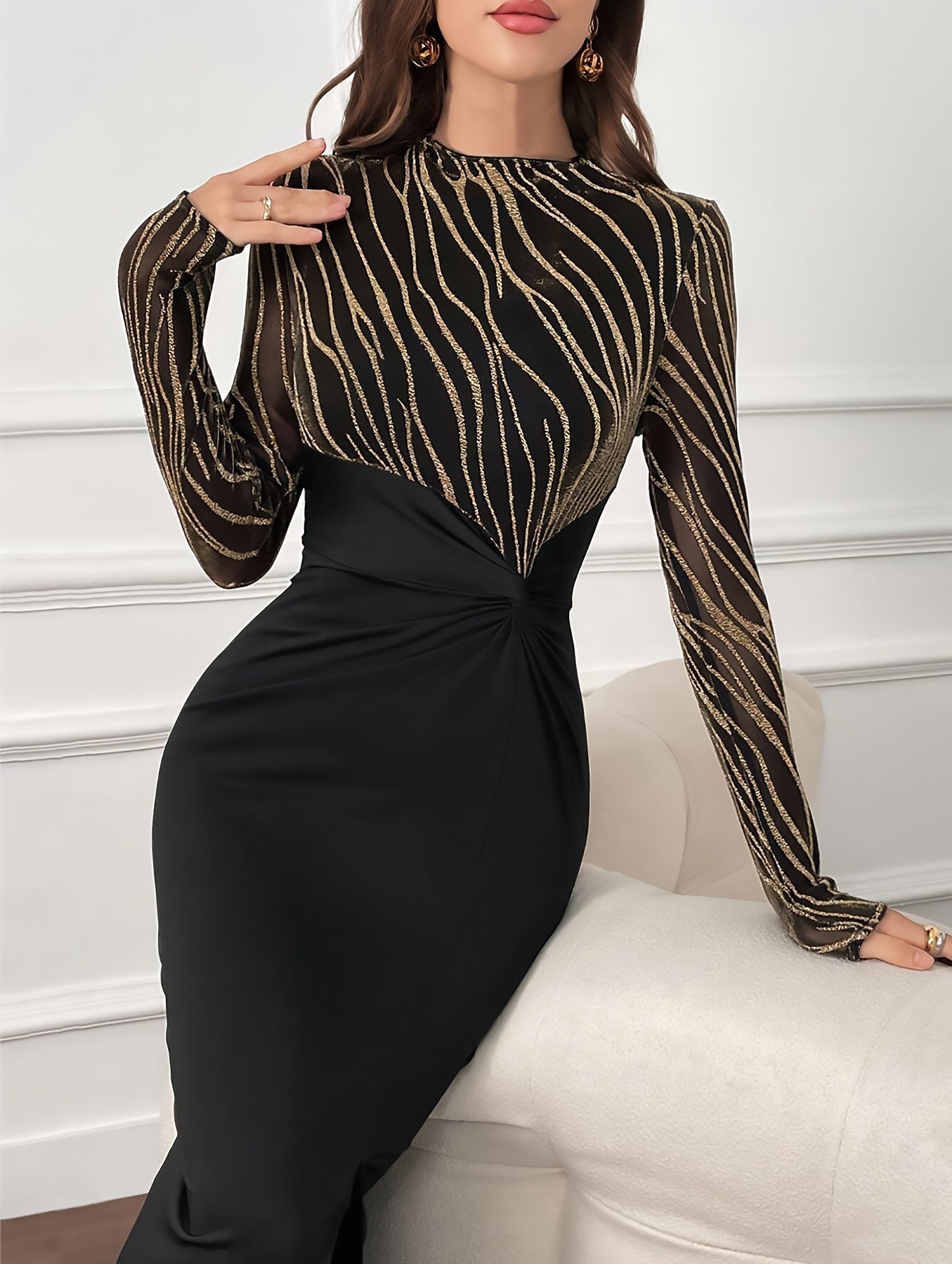 Impresionante vestido ajustado de seda dorada: parte delantera torcida, manga larga, dobladillo dividido, elegante, ajustado, imprescindible para primavera y otoño: ropa de mujer para ocasiones elegantes