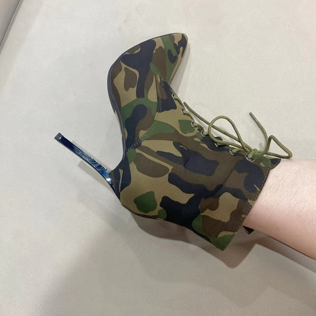 Botines elegantes de alta costura para damas con tacón de aguja de metal con diseño de camuflaje salvaje