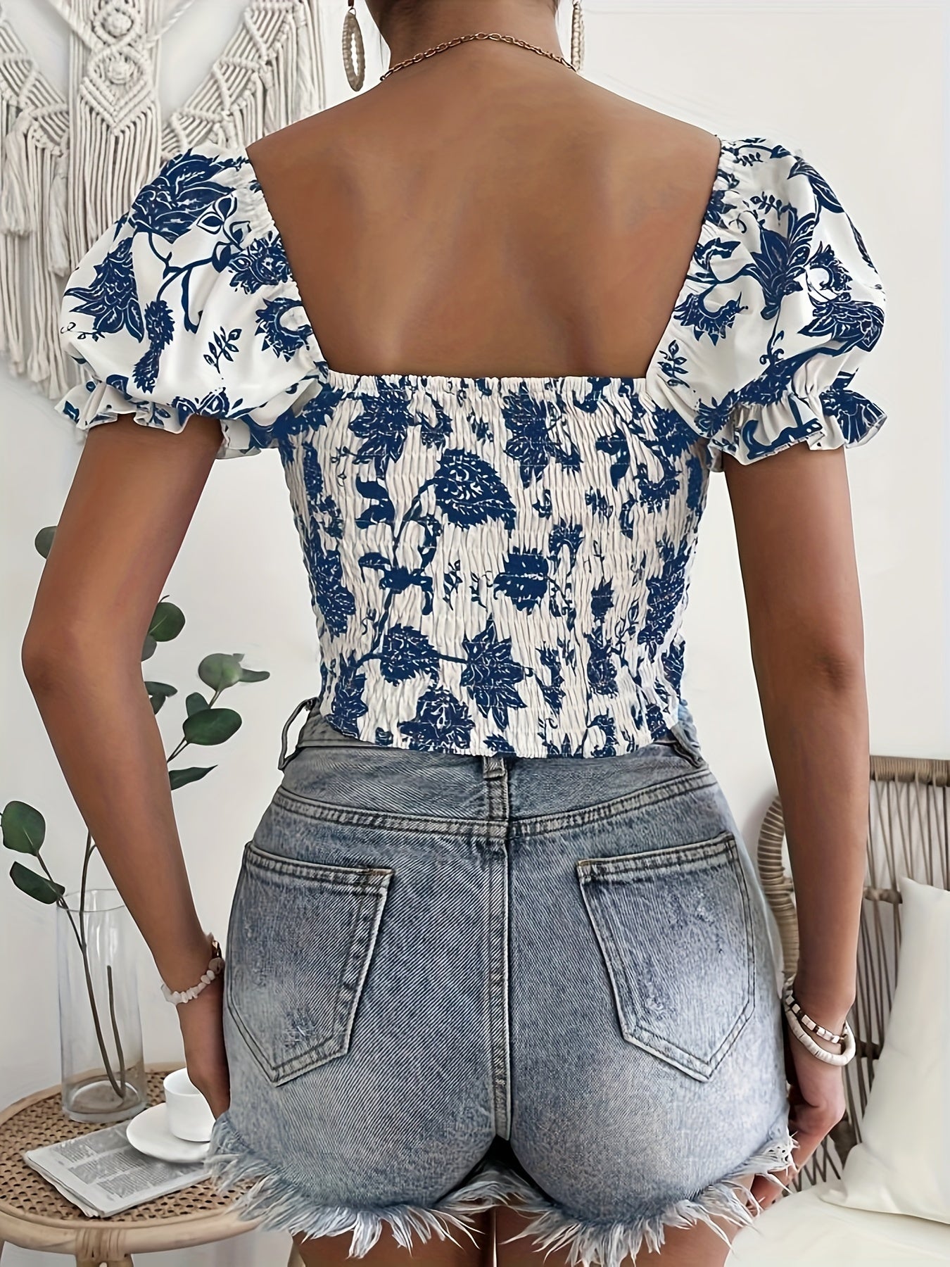 Blusa floral femenina: elegante escote en forma de corazón, atrevido diseño sin espalda, delicado detalle de dobladillo fruncido, cómodas mangas cortas: perfecta para ocasiones de primavera y verano, ideal para la moda femenina.