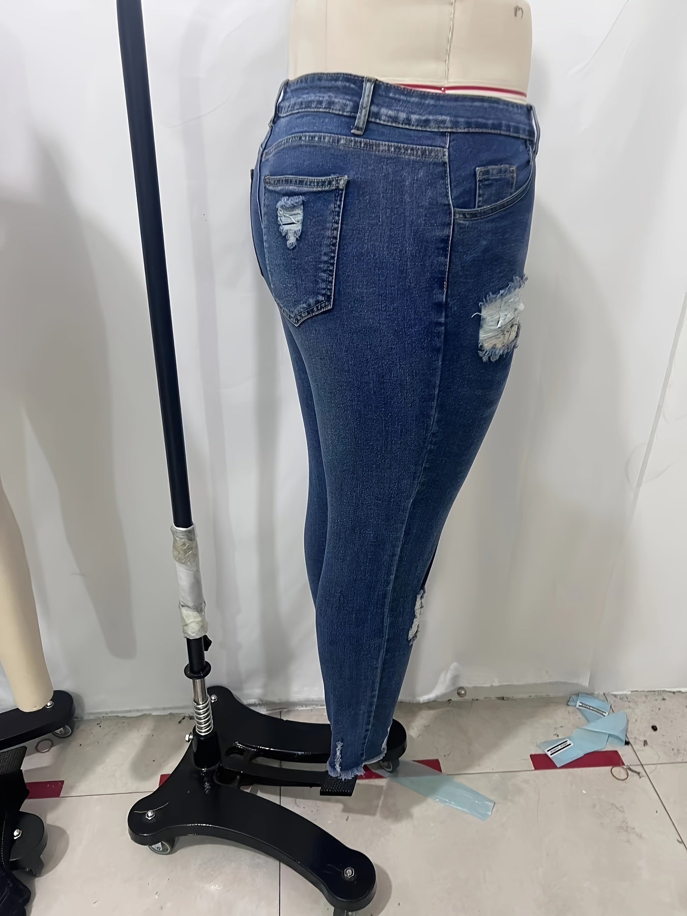 Pantalones vaqueros desgastados azules con dobladillo rasgado de talla grande: pantalones de mezclilla versátiles, cómodos y modernos para mujeres: alta calidad, ajuste relajado y fácil de combinar