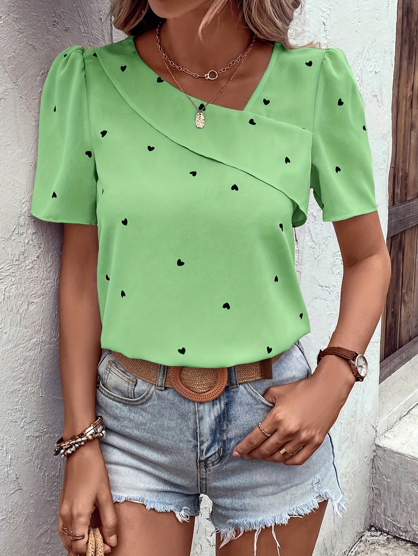 Blusa asimétrica con estampado romántico de corazones: diseño elegante de manga corta para primavera y verano: blusa ligera de moda para mujer