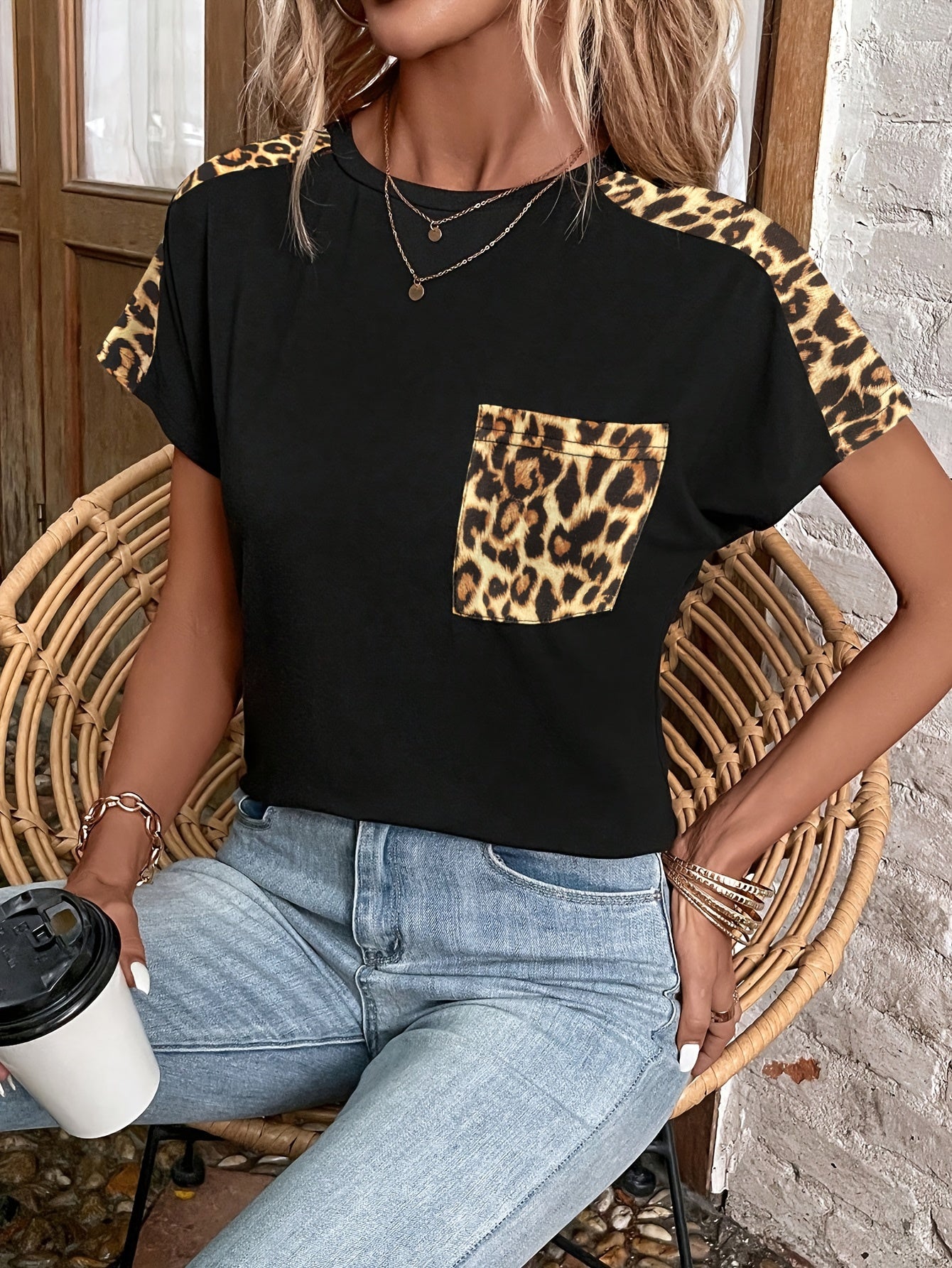 Camiseta de cuello redondo con estampado de leopardo: mangas cortas para un ajuste cómodo, camiseta informal de corte relajado, perfecta para estaciones cálidas, diseñada para la moda femenina