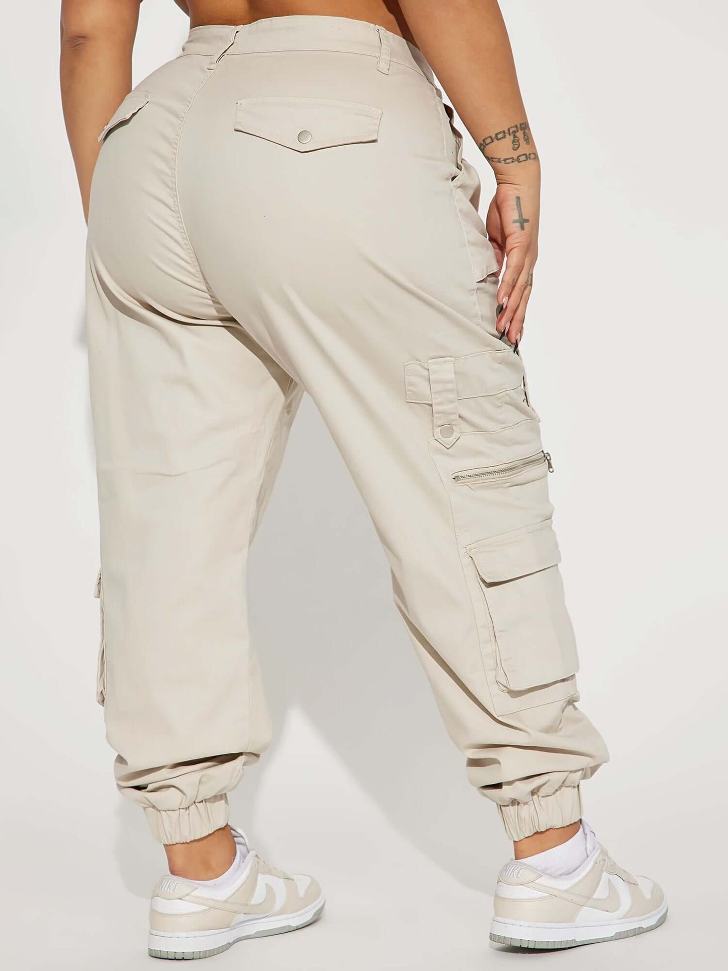 Pantalones cargo tipo jogger beige para mujer: cintura alta, corte recto con bolsillos con solapa, poliéster duradero, lavable a máquina: ropa informal versátil para todas las estaciones