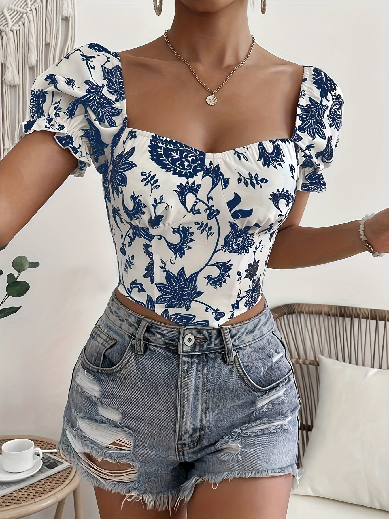 Blusa floral femenina: elegante escote en forma de corazón, atrevido diseño sin espalda, delicado detalle de dobladillo fruncido, cómodas mangas cortas: perfecta para ocasiones de primavera y verano, ideal para la moda femenina.