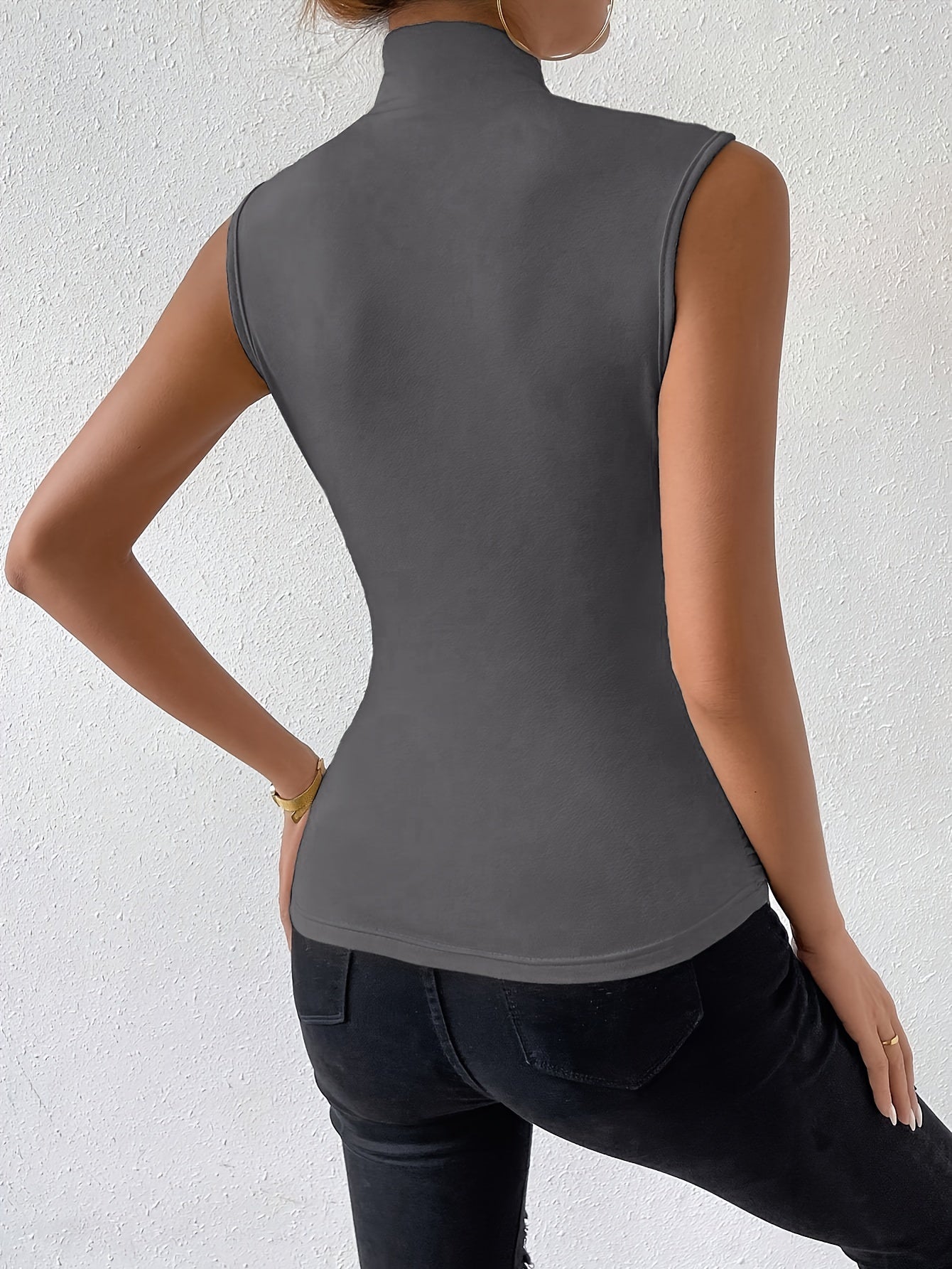 Blusa cruzada fruncida de color sólido vibrante: elegante, ajustada, sin mangas, ropa de mujer perfecta para el verano: cómoda, transpirable y con estilo