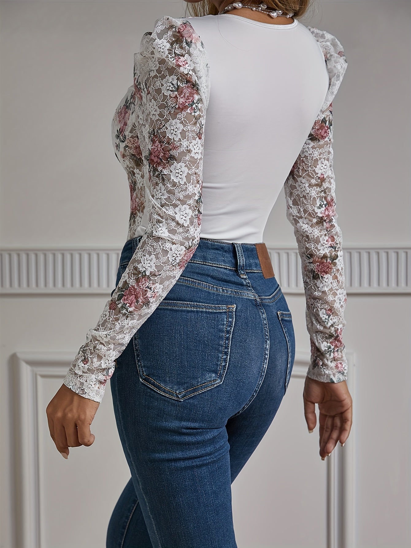 Body elegante con estampado floral, delicado encaje, mangas largas abullonadas y escote en forma de corazón: exquisita ropa de mujer para ocasiones especiales