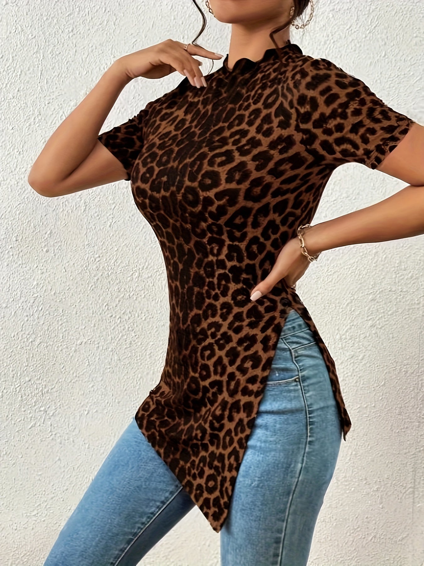 Elegante camiseta de manga larga con cuello redondo y estampado de leopardo: prenda superior suave, elegante y versátil con abertura para primavera y otoño: ropa de moda femenina para uso diario