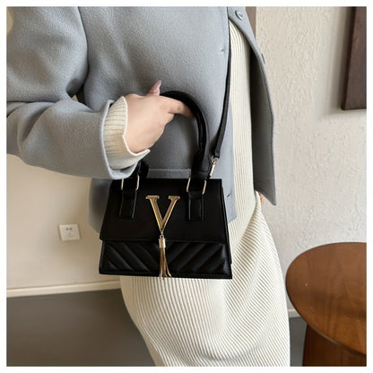 Mini bolso bandolera acolchado con dije de borla, correa extraíble, cierre magnético, color sólido, sin forro, cuero de PU, elegante bolso de mano de moda en relieve para ocasiones especiales