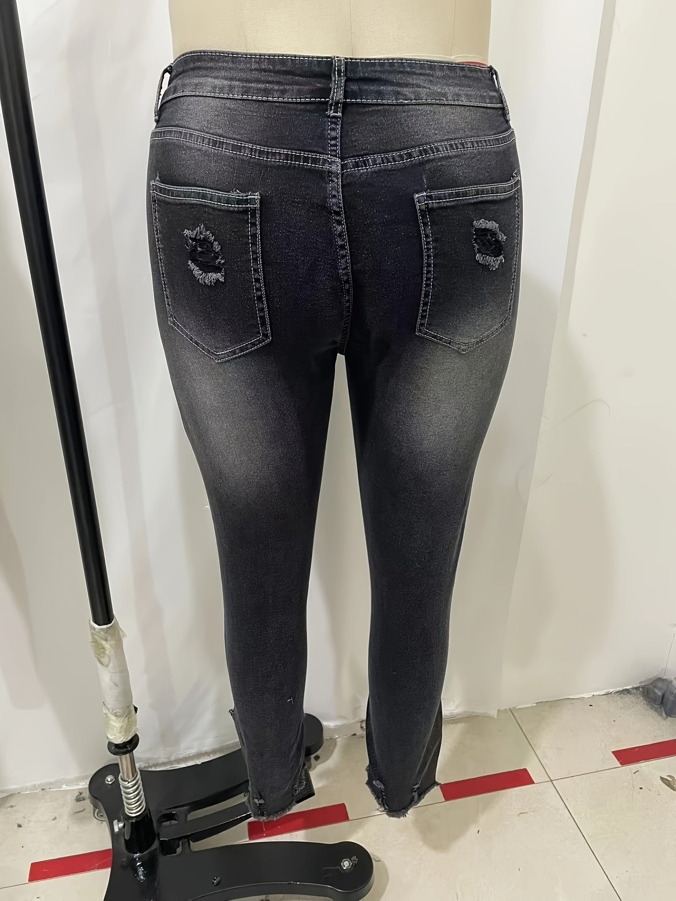 Pantalones vaqueros desgastados azules con dobladillo rasgado de talla grande: pantalones de mezclilla versátiles, cómodos y modernos para mujeres: alta calidad, ajuste relajado y fácil de combinar