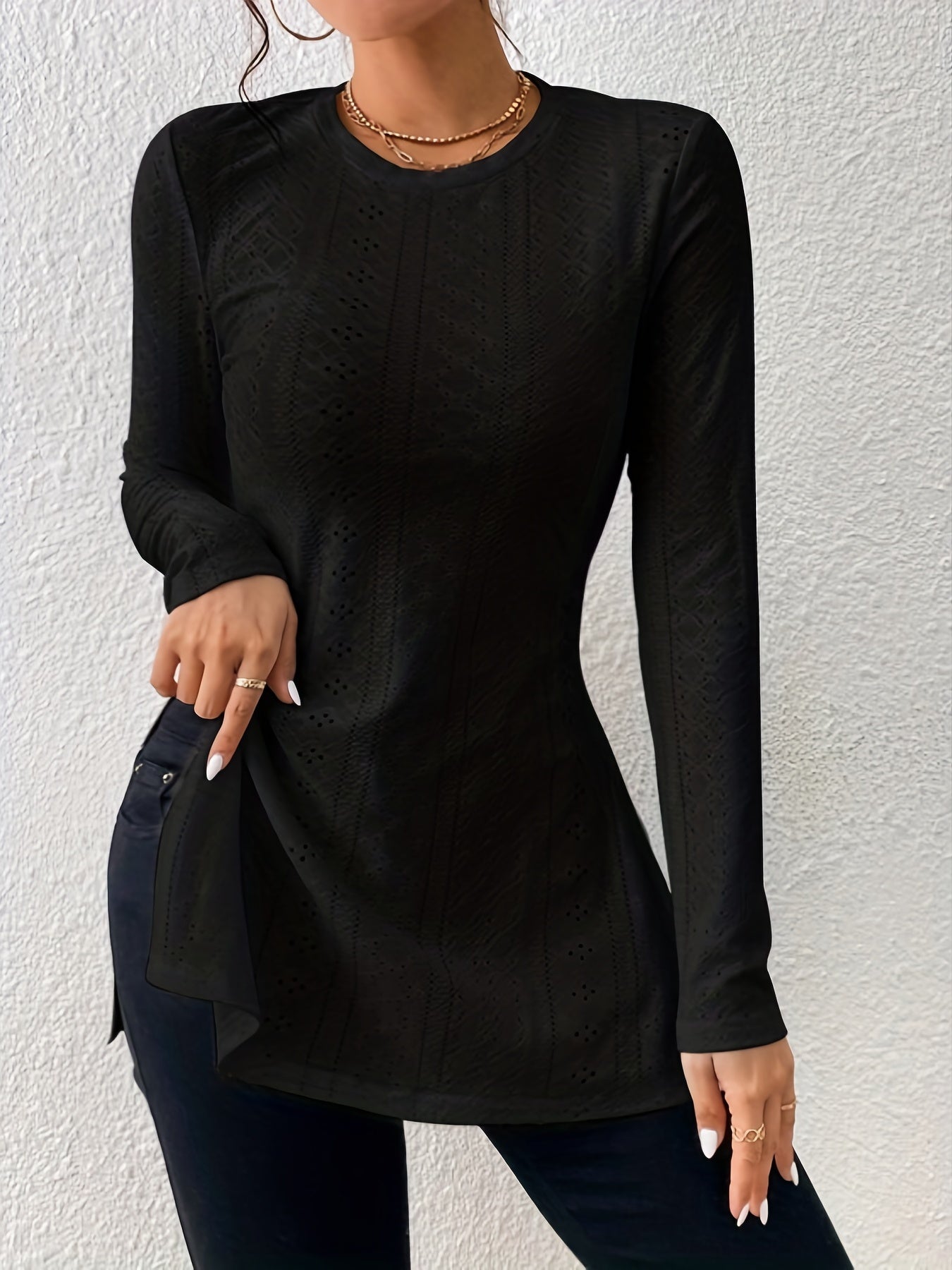 Elegante camiseta de manga larga con cuello redondo y ojales lisos de talla grande: camisetas de talla grande con detalle de abertura, ropa informal para las temporadas de primavera y otoño, ropa cómoda para mujeres con curvas