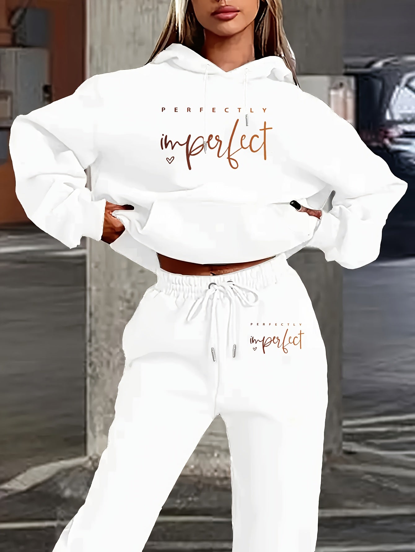 Conjunto informal de dos piezas de poliéster para estar por casa, sudadera con capucha de tejido de punto para otoño/invierno con bolsillo y pantalones con cordón, diseño con estampado de letras "Perfectly Imperfect"