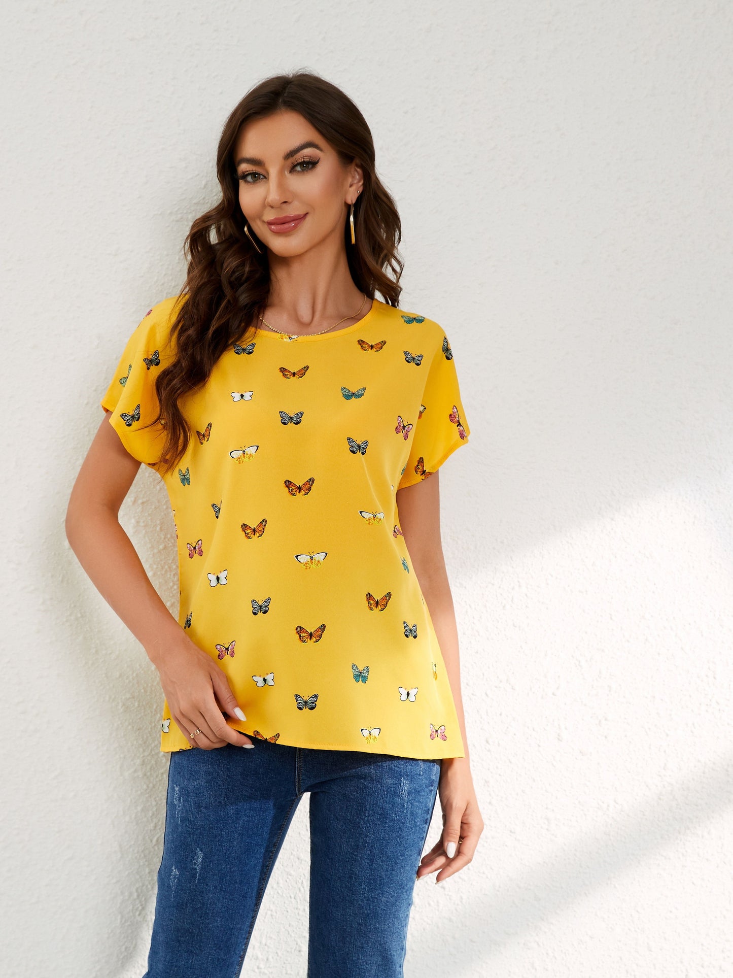 Camiseta de cuello redondo con estampado de mariposas vibrantes: ropa informal suave y transpirable de manga corta para primavera y verano: ropa de moda femenina para una comodidad diaria