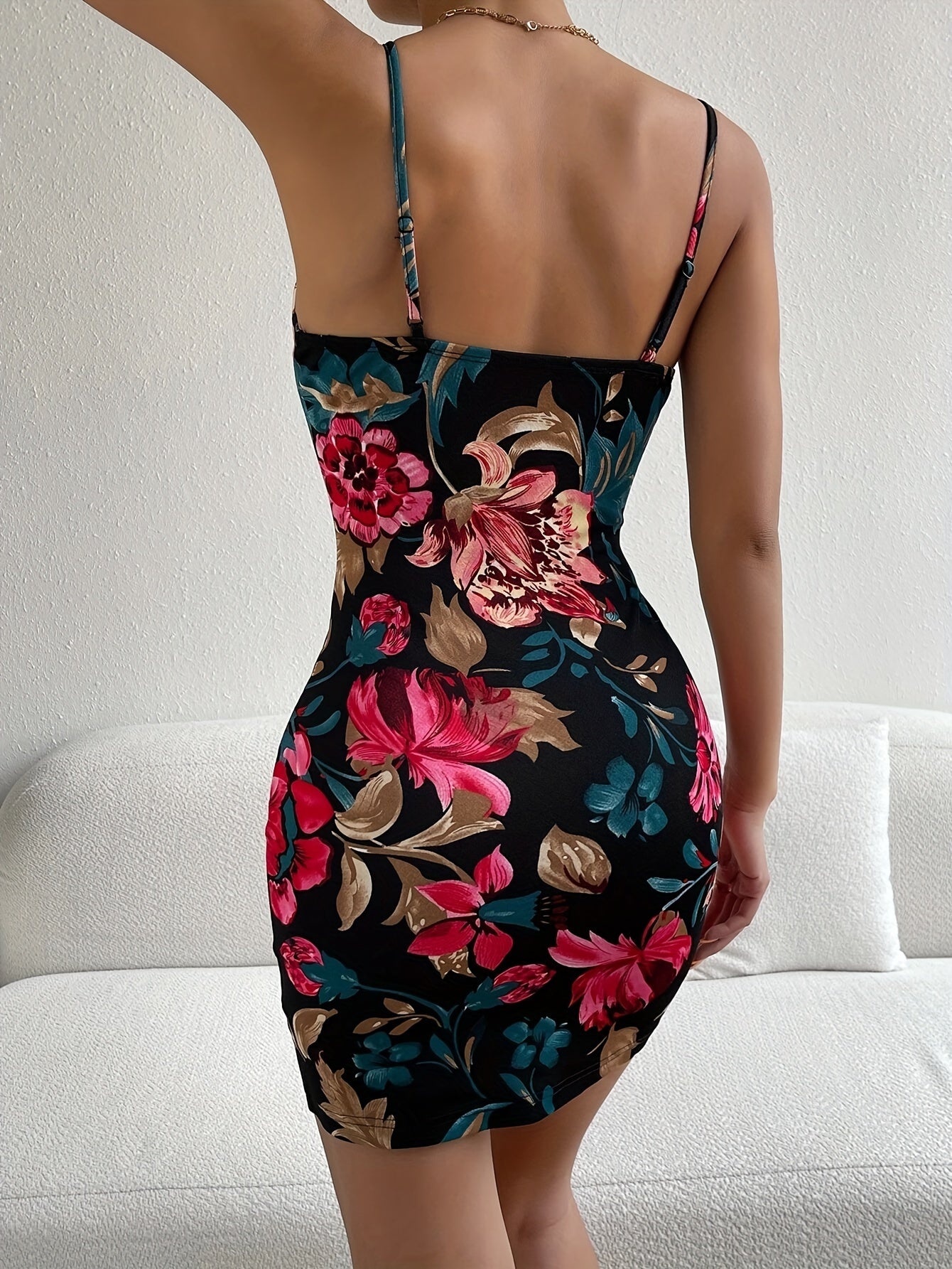 Vestido ajustado con estampado floral, delicados tirantes finos, favorecedor escote en V, diseño de camisola sin mangas, perfecto para primavera y verano, imprescindible de moda femenina