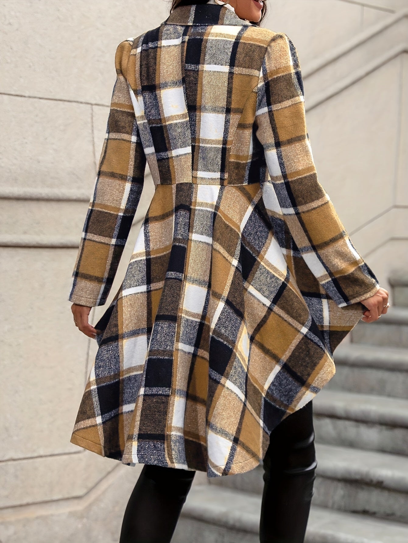 Chaqueta elegante acampanada a cuadros: manga larga elegante, dobladillo alto-bajo, botones en la parte delantera, prenda esencial para otoño e invierno, ropa de moda femenina para un estilo elegante