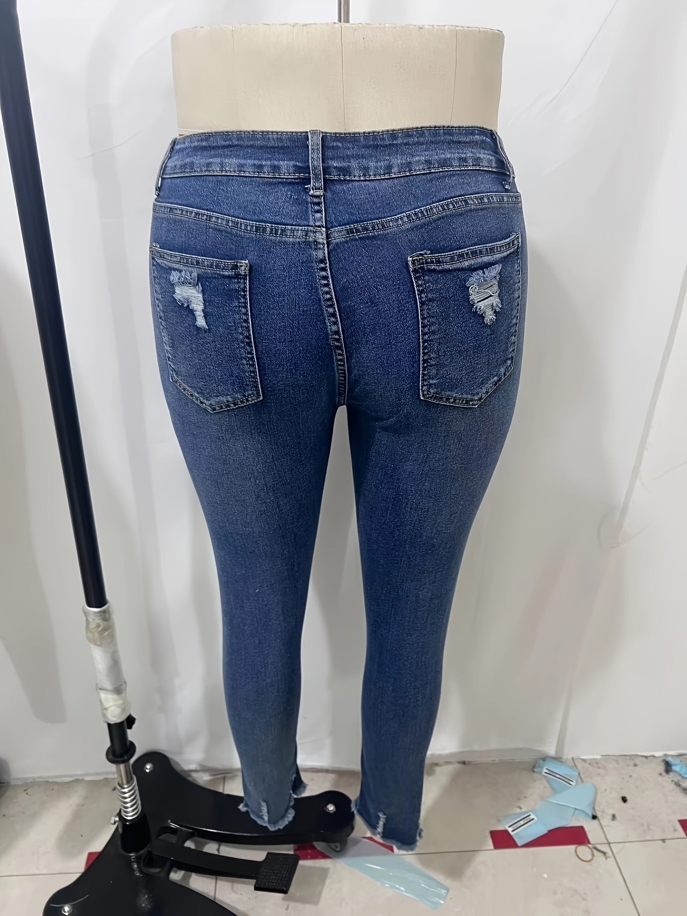 Pantalones vaqueros desgastados azules con dobladillo rasgado de talla grande: pantalones de mezclilla versátiles, cómodos y modernos para mujeres: alta calidad, ajuste relajado y fácil de combinar