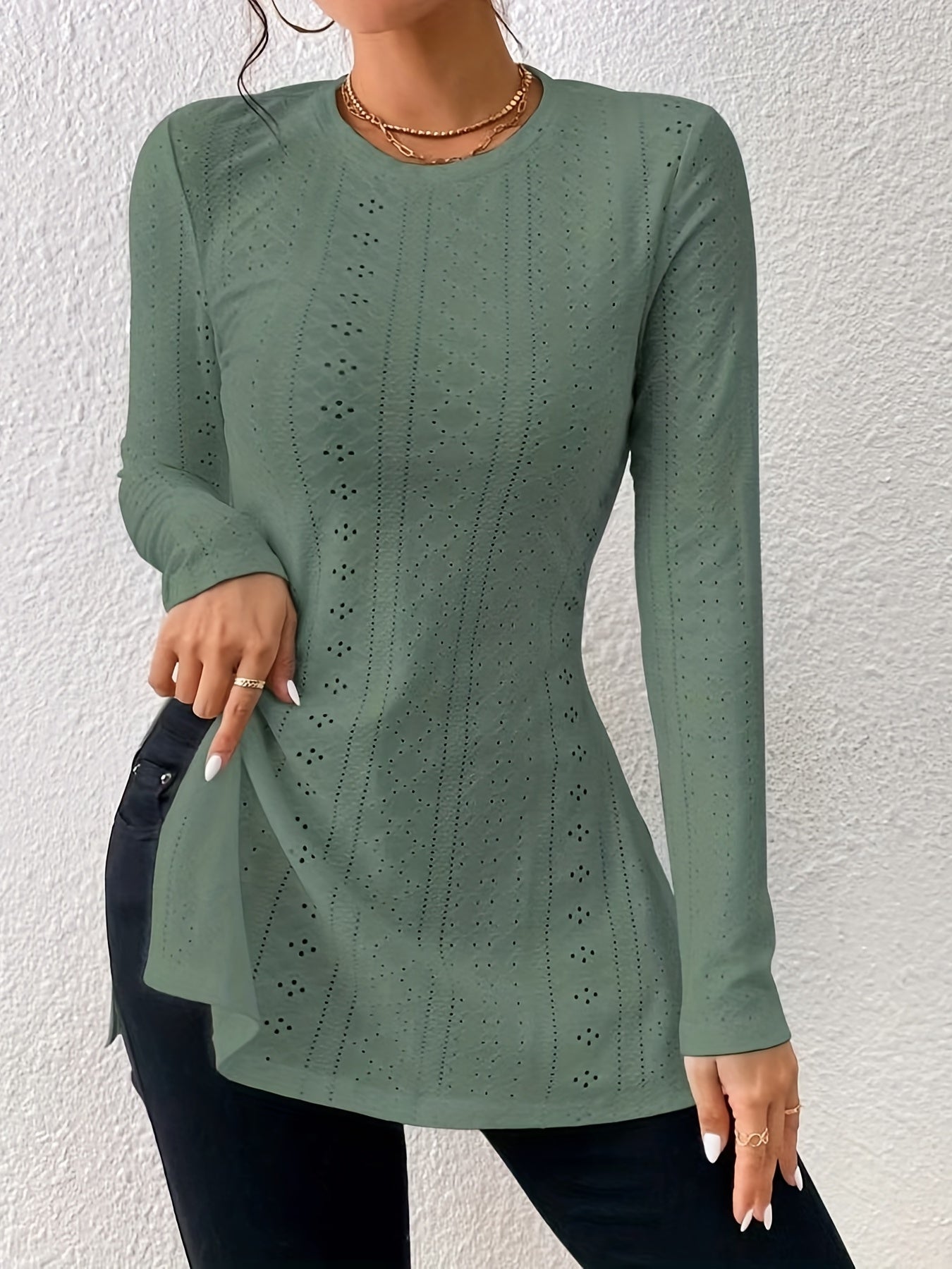 Blusa tipo túnica de talla grande para mujer: camiseta de manga larga bordada con ojales, cuello redondo y dobladillo dividido, moderna y elegante; cómoda, elegante, perfecta para uso informal; diseñada para figuras con curvas