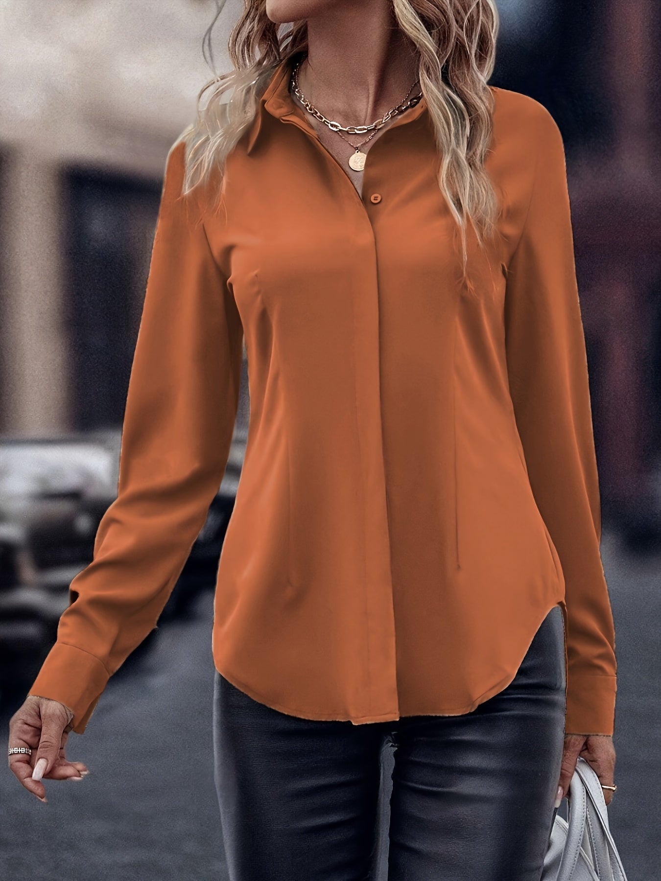 1 camisa elegante con dobladillo curvo e invisible con botones para mujer, cuello de solapa informal